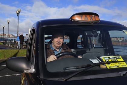 Royaume-Uni, Irlande du Nord, Belfast, Billy Scott dans son Black Cab