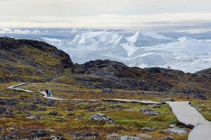 Groenland, cote ouest, baie de Disko, Ilulissat, fjord glacé classé Patrimoine Mondial de l'UNESCO qui est l’embouchure maritime du glacier Sermeq Kujalleq (Jakobshavn Glacier), passerelle en bois du chemin de randonnée allant sur le site de Sermermiut