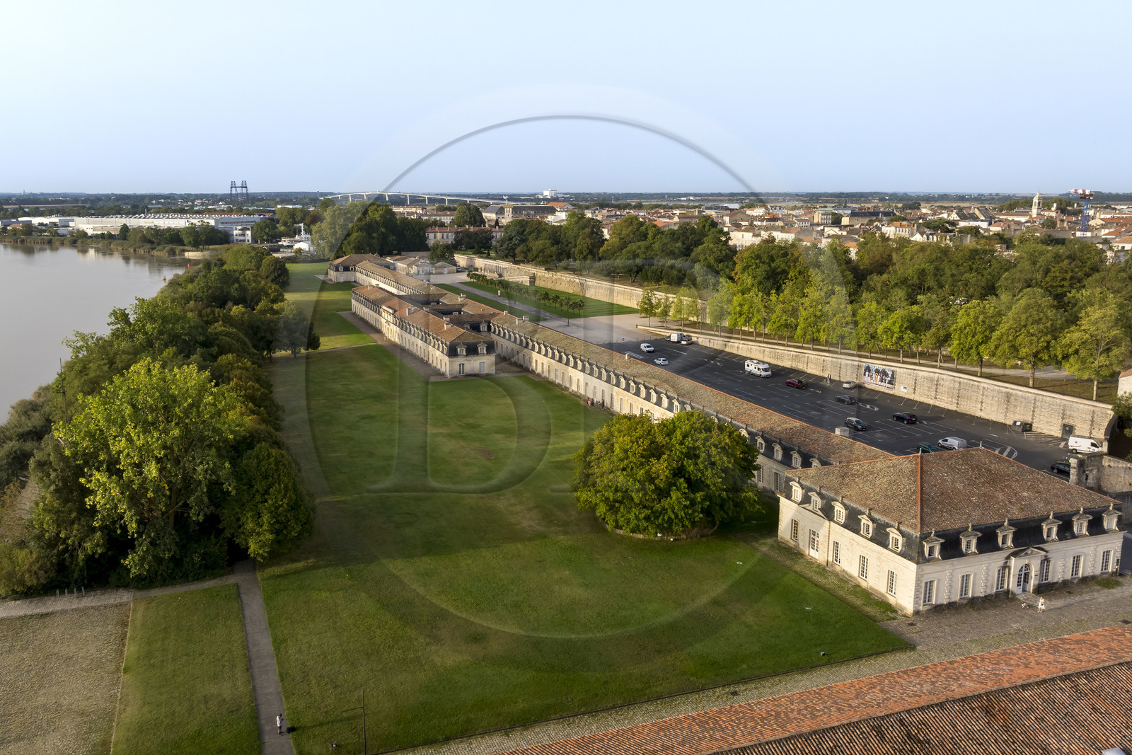 France, Charente-Maritime (17), Rochefort, Centre International de la mer dans l'ancien Arsenal maritime de Rochefort, la Corderie Royale conçue par Colbert en 1666 en bordure de la Charente (vue aérienne)