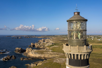 France, Finistère (29), Mer d'Iroise, Ile d'Ouessant, le phare du Créac’h et les rochers de la cote dechiquetée au Nord de l'Ile (vue aérienne)