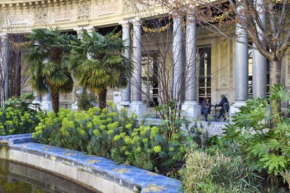 France, Paris (75), Le Petit Palais, construit à l'occasion de l'Exposition universelle de 1900 par l'architecte Charles Girault, le Café sous les colonnes dans le jardin