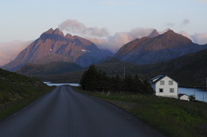 Norvège, Nordland, Iles Lofoten, Ile de Moskenes, le Selfjorden au soleil de minuit