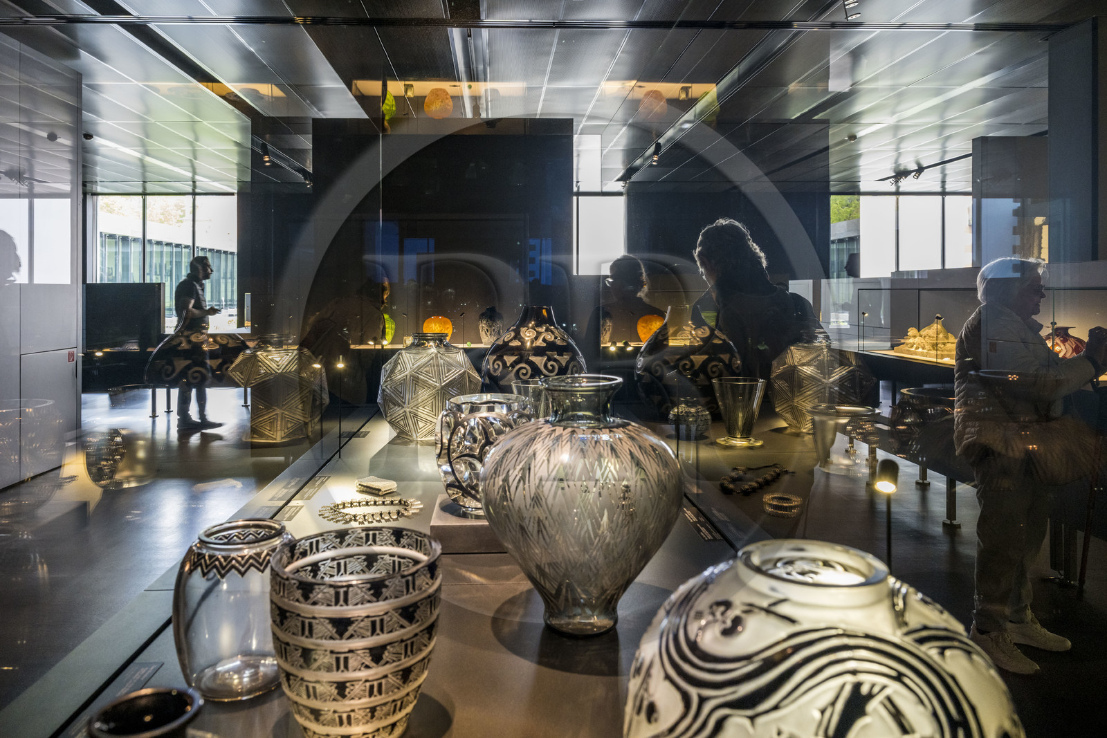 France, Bas-Rhin (67), Wingen-sur-Moder, le musée Lalique, vitrine présentant des créations de Suzanne Lalique-Haviland