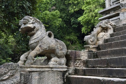 Sri Lanka, Province du Nord Ouest, le grand escalier de la forteresse de granit de Yapahuwa, éphémère capitale du pays au XIIIème siècle, la sculpture du lion