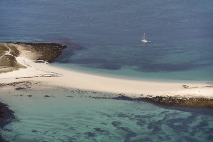 France, Finistère (29), La Foret Fouesnant, archipel des Glénan, cordon de sable entre l'Ile Saint Nicolas et Ile de Bananec (vue aérienne)