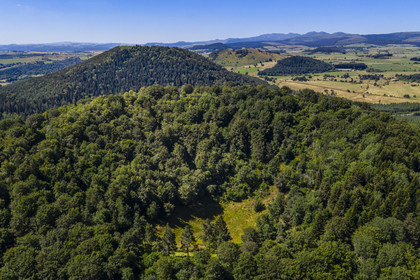 France, Puy-de-Dôme (63), Aydat, Parc naturel régional des Volcans d'Auvergne,  le volcan du Puy de Vichatel, le Puy de Charmont au deuxième plan et le Puy de Sancy en arrière plan (vue aérienne)