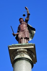 Italie, Toscane, Florence, centre historique classé Patrimoine Mondial de l'UNESCO, Piazza Santa Trinita, la colonne de la Justice (Colonna della Giustizia) avec une statue en porphyre représentant la Justice à son sommet
