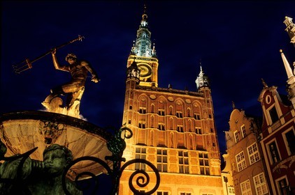 Pologne, Poméranie Orientale, Gdansk, la fontaine de Neptune devant l' Hôtel de ville (Ratusz Glownego Miasta)