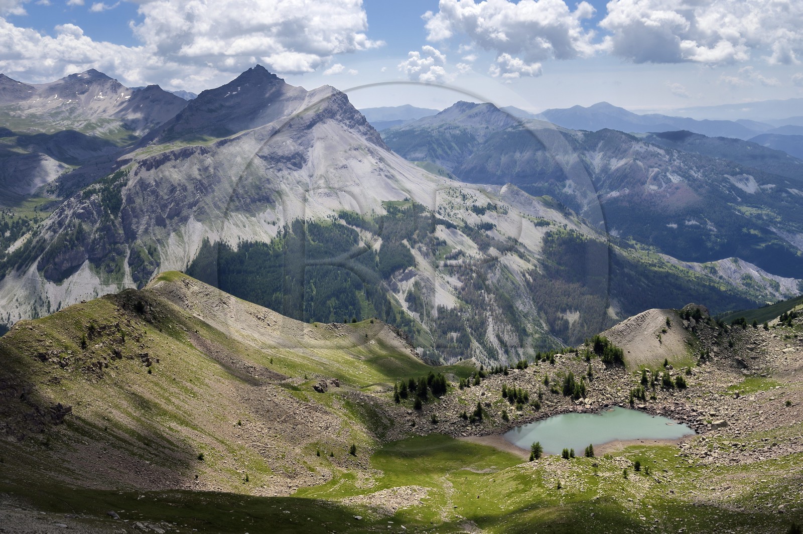 France, Alpes-de-Haute-Provence (04), Uvernet-Fours, parc national du Mercantour, vallée de l'Ubaye, sentier de randonnée du circuit des lacs du col de la Cayolle, Vallée du Haut-Var et lac du Lausson