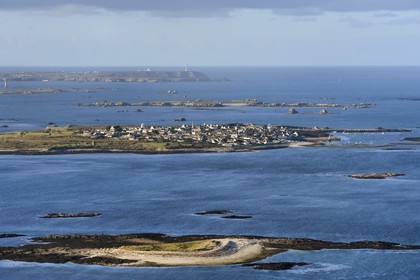France, Finistère (29), parc naturel régional d'Armorique, mer d'Iroise, Ile de Molène dans l'Archipel de Molène et l'Ile d'Ouessant en arrière plan (vue aérienne)