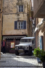 France, Corse-du-Sud (2A), Bonifacio, Ville Haute, l'étroite rue Simon Varsi