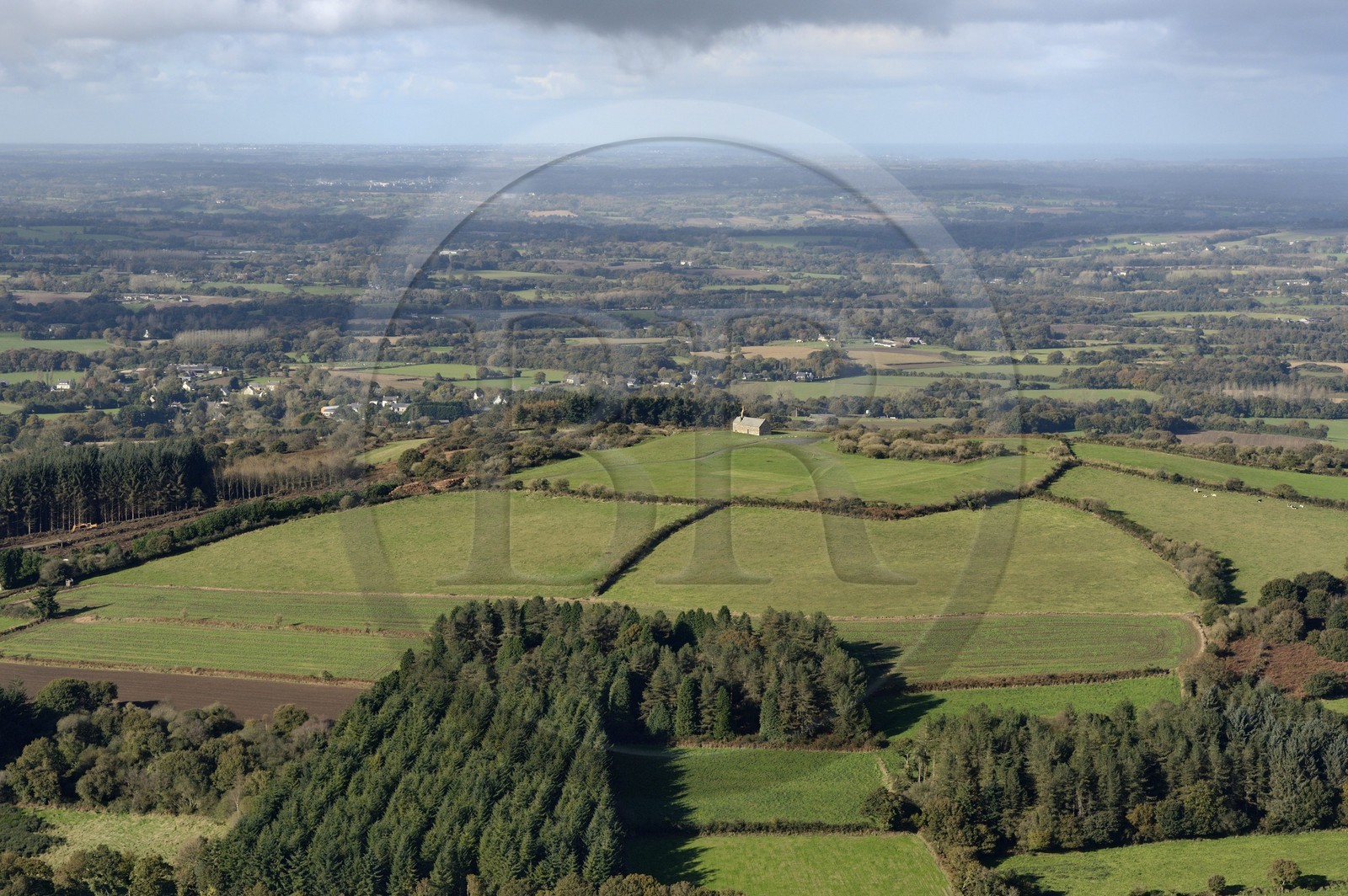 France, Côtes-d'Armor (22), chapelle Saint-Hervé au sommet du Menez Bré (vue aérienne)