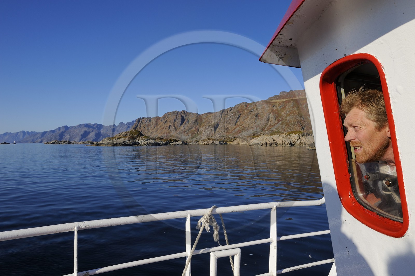 Norvège, Nordland, Îles Lofoten, départ du bateau pour la pêche, pêcheur