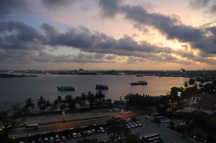 Tanzanie, Dar es-Salaam, Kivukoni front et le port de commerce à l'arrière