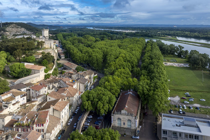 France (30), Gard, Beaucaire, le chateau de Beaucaire et le pré qui acceuillait la Foire de la Madeleine (Foire de Beaucaire) en bordure du Rhone (vue aérienne)