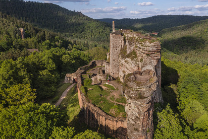 France, Bas-Rhin (67), Parc naturel régional des Vosges du Nord, Lembach, chateau de Fleckenstein (vue aérienne)