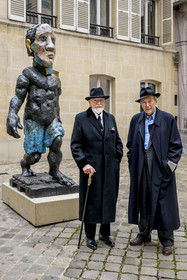 France, Paris (75), Musée Maillol, le peintre et sculpteur allemand Markus Lüpertz lors de son exposition en dialogue avec l'oeuvre d'Aristide Maillol, son galeriste Michael Werner à sa droite,  Der Morgen oder Hölderlin, 2011, Bronze peint