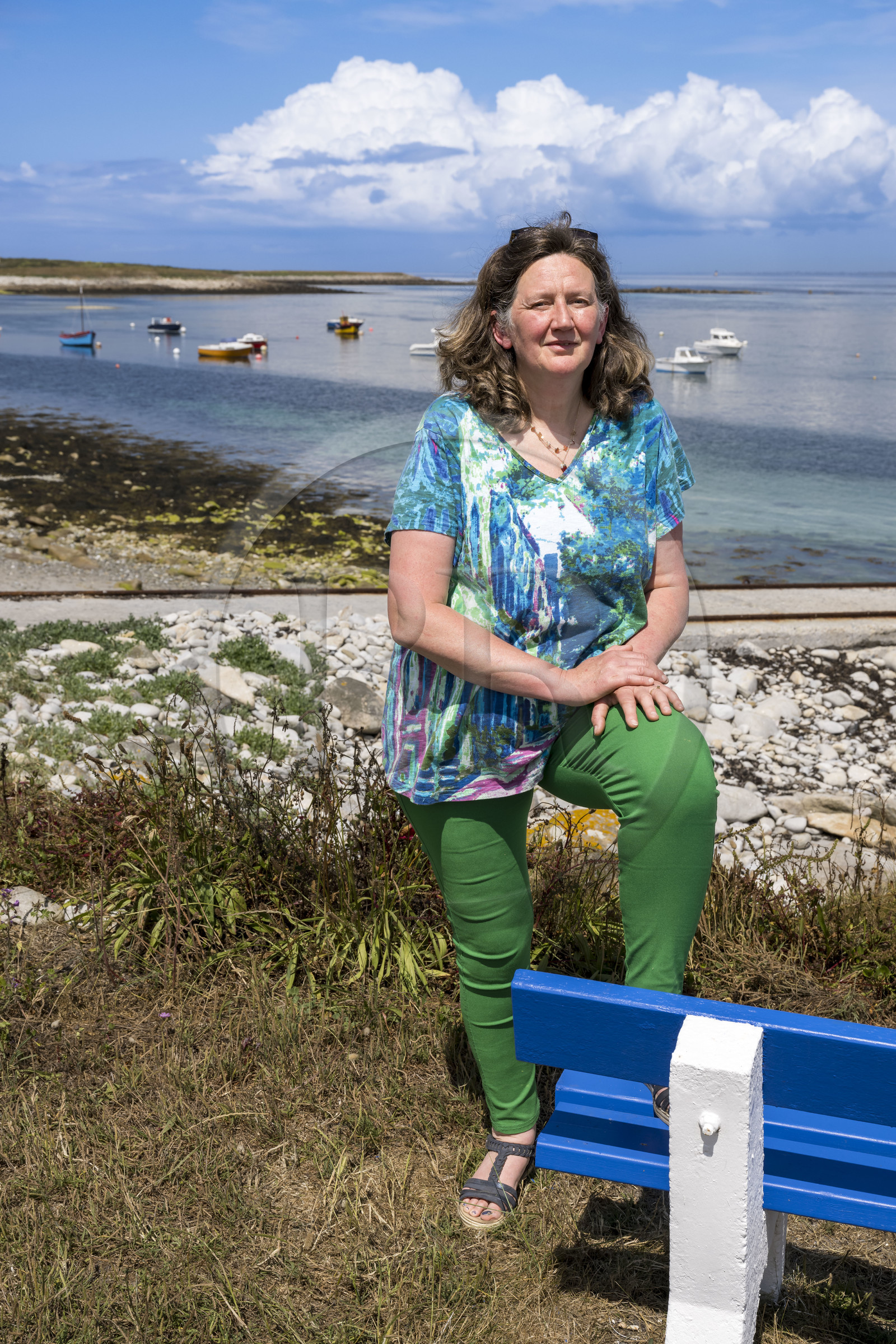 France, Finistère (29), Mer d'Iroise, Ile de Molène, Christine Demeure qui gère la seule épicerie de l'ile au port
