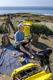 France, Loire-Atlantique (44), Préfailles, pique-nique en bordure de la vélodyssée longeant l'océan