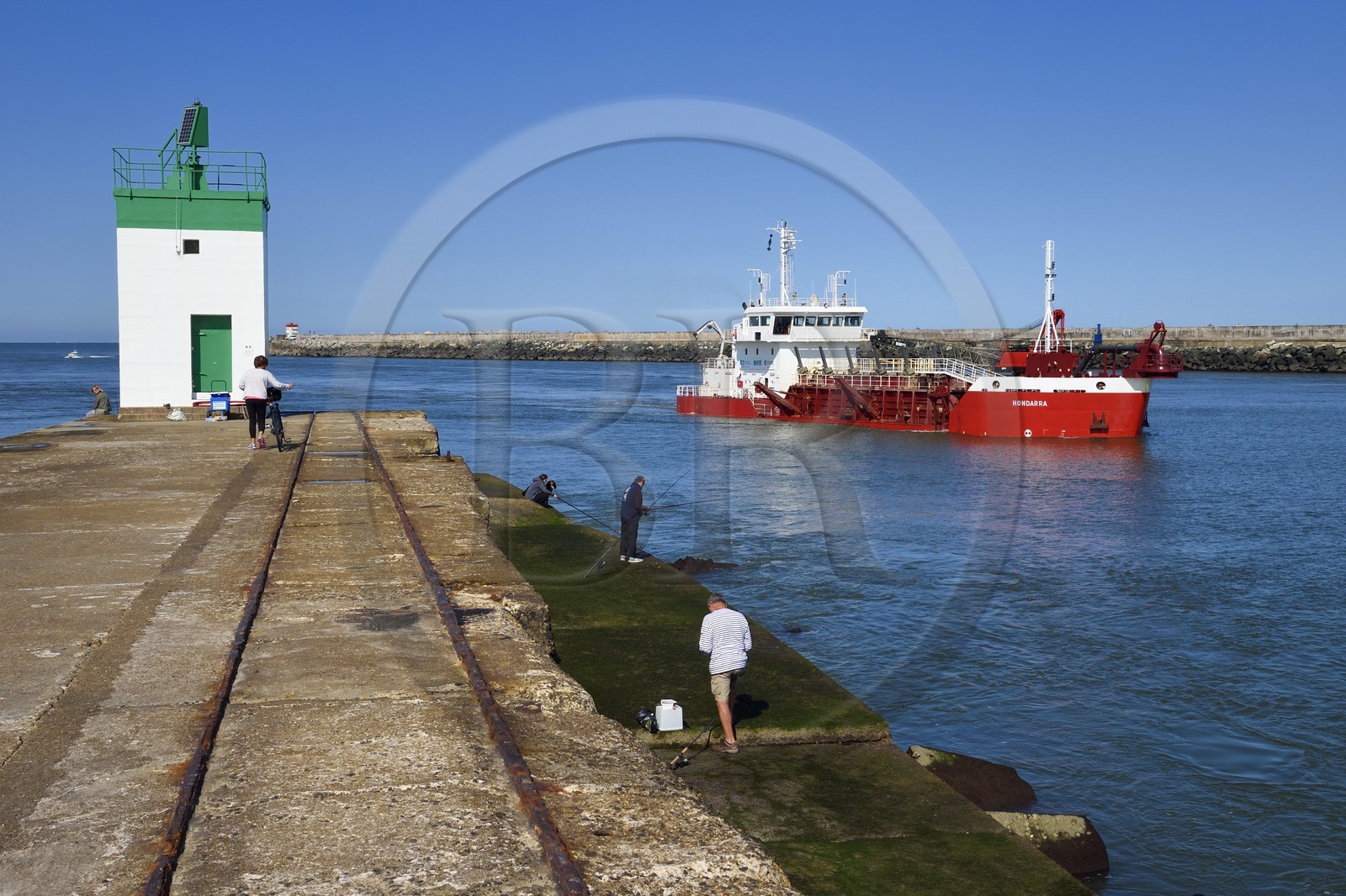 France, Pyrénées-Atlantiques (64), Pays-Basque, Anglet, embouchure de l'Adour, la drague Hondarra permet aux navires de franchir la barre de l'Adour pour parvenir au port de Bayonne