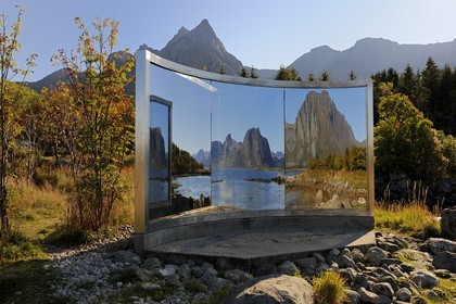 Norvège, Nordland, Iles Lofoten, oeuvre de Dan Graham sur l'ile de Vagan, vue en reflexion des montagnes de l'ile de Vestvagoy