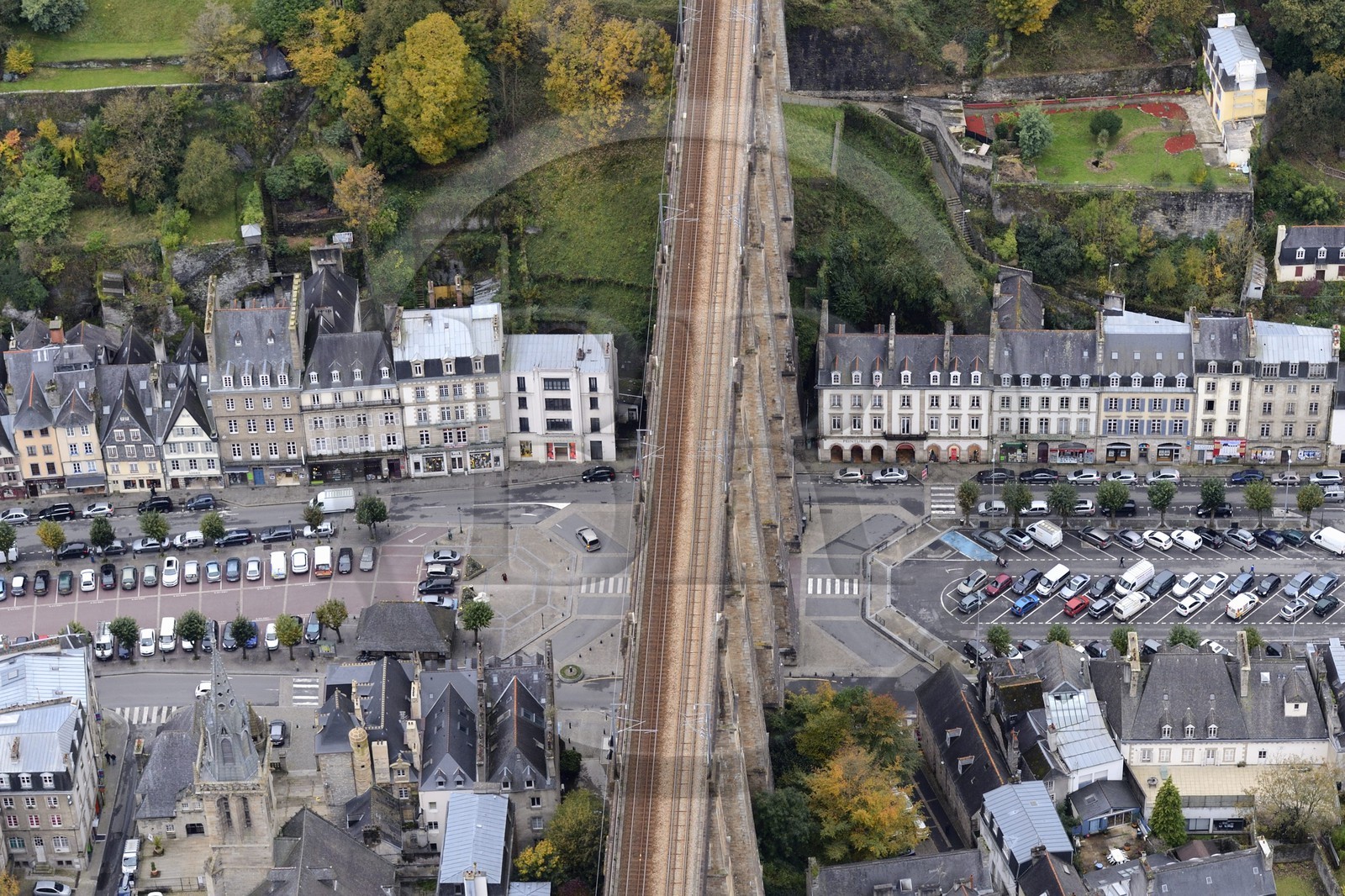 France, Finistère (29), Morlaix, le viaduc au dessus du centre ville (vue aérienne)