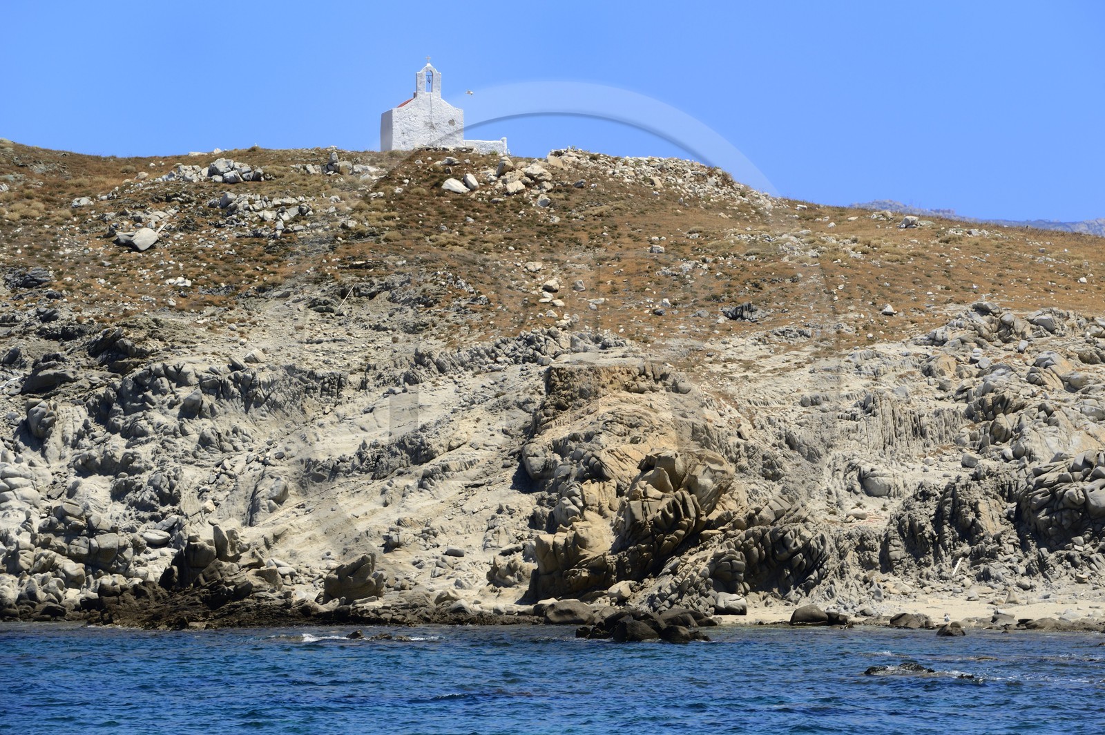 Grèce, Les Cyclades, mer Égée, île de Mykonos, chapelle sur l'îlot de Mpaos