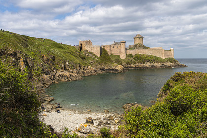 France, Ille-et-Vilaine (35), Côte d'Emeraude, Plévenon, petite crique en contrebas du Fort la Latte à la pointe de la Latte