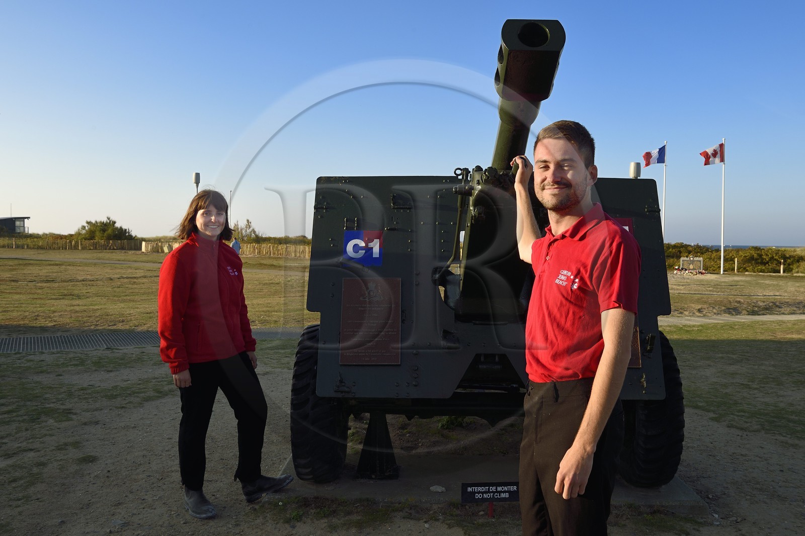 France, Calvados (14), Courseulles-sur-Mer, Centre Juno Beach, Leigh Hunter et Bruno Gilbert-Samson, jeunes Canadiens volontaires qui animent le musée consacré au role du Canada lors de la Seconde Guerre Mondiale
