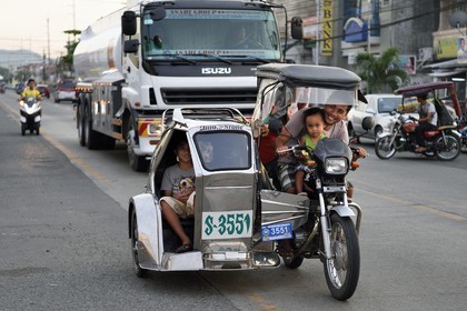 Philippines, province de Nueva Ecija, Bambang, tricycle moto-taxi dans la rue principale