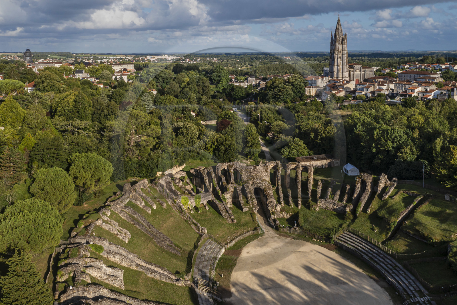 France, Charente-Maritime (17),  Saintonge, Saintes, amphithéâtre gallo-romain appelé localement les Arènes de Saintes, sa construction commence sous le règne de Tibère et s'achève sous le règne de Claude, vers 40 après JC, 127 mètres de long sur 102 de large, il pouvait accueillir près de 15 000 spectateurs (vue aérienne)