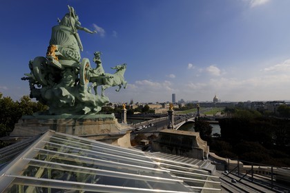 France, Paris (75), le Grand Palais, les quadriges de Récipon dominent la Seine et le pont des Invalides