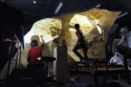 France, Dordogne (24), Montignac, l’Atelier des Fac-Similés du Périgord (AFSP) spécialisé dans la reproduction minérale de parois ornées de la préhistoire et en charge de la reconstitution fidèle des parois de la grotte de Lascaux, reproductions des peintures, mention obligatoire Atelier des Fac-Similés du Périgord