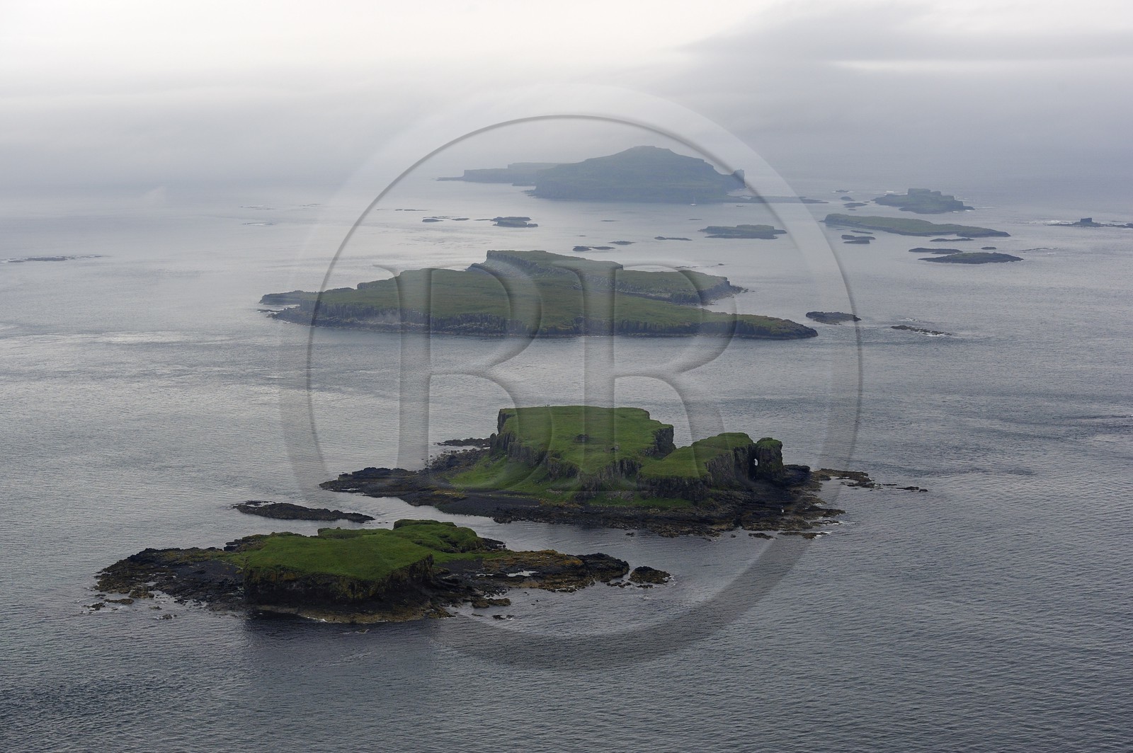 Royaume-Uni, Ecosse, Highland, Hébrides intérieures, les Iles Treshnish à l'Ouest de l'Ile de Mull ont été désignées zone de protection spéciale et site d'intérêt scientifique spécial pour leur colonies d'oiseaux de mer (vue aérienne)