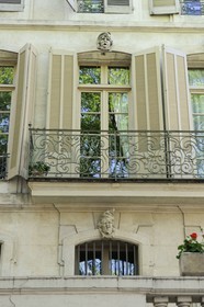 France, Gard (30), Nimes, façade d'immeuble boulevard Gambetta
