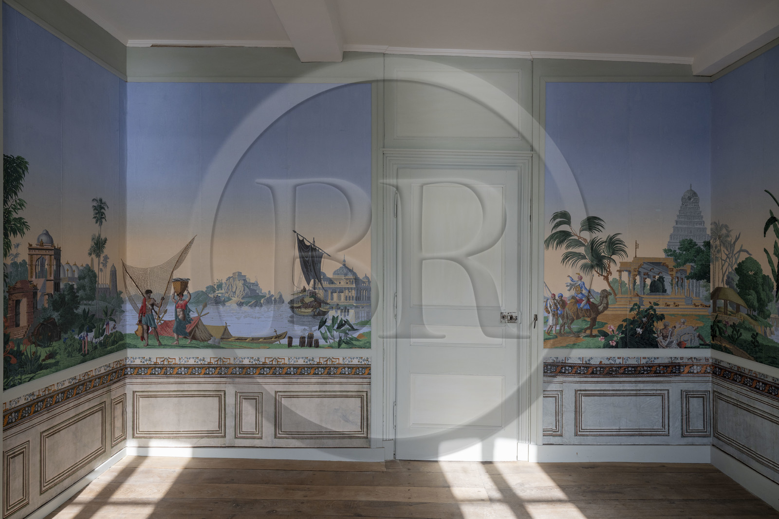 France, Ille-et-Vilaine (35), Côte d'Emeraude, Saint-Malo, l'Hotel Magon, authentique demeure de corsaire, hotel particulier construit pour François Auguste Magon de la Lande en 1725, armateur malouin, corsaire de Louix XV, négrier et directeur de la compagnie des Indes, papier tendu de 1725 en bas et papier peint de Rixheim du XIXème siècle en haut