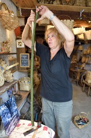 France, Var (83), Massif des Maures, Collobrières, Lou Castagnié, la vannière et castanéicultrice Anneke Lepra tresse des paniers en chataignier