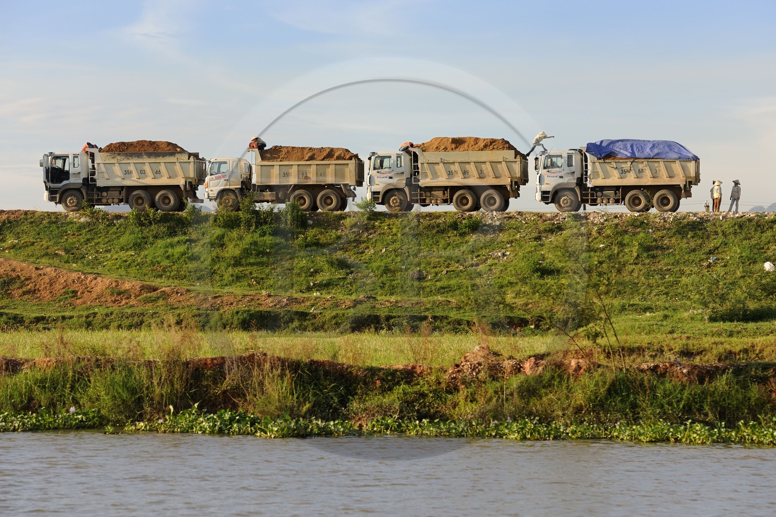 Vietnam, province de Ninh Binh, chantier sur une nouvelle digue