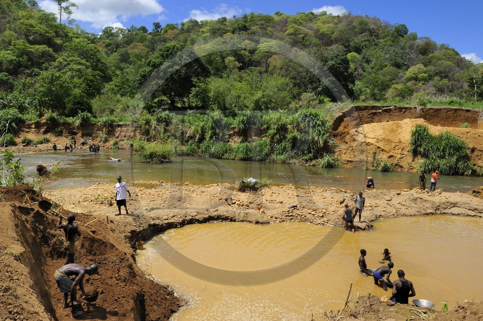 Tanzanie, région de Morogoro, les Monts Uluguru, prospecteurs d' Or sur la rivière Ruvu