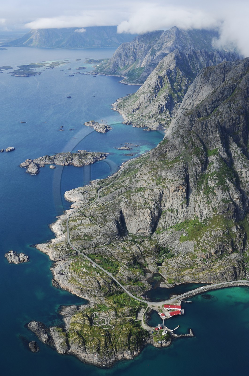 Norvège, Nordland, Iles Lofoten, Ile de Vestvagoy (vue aérienne)