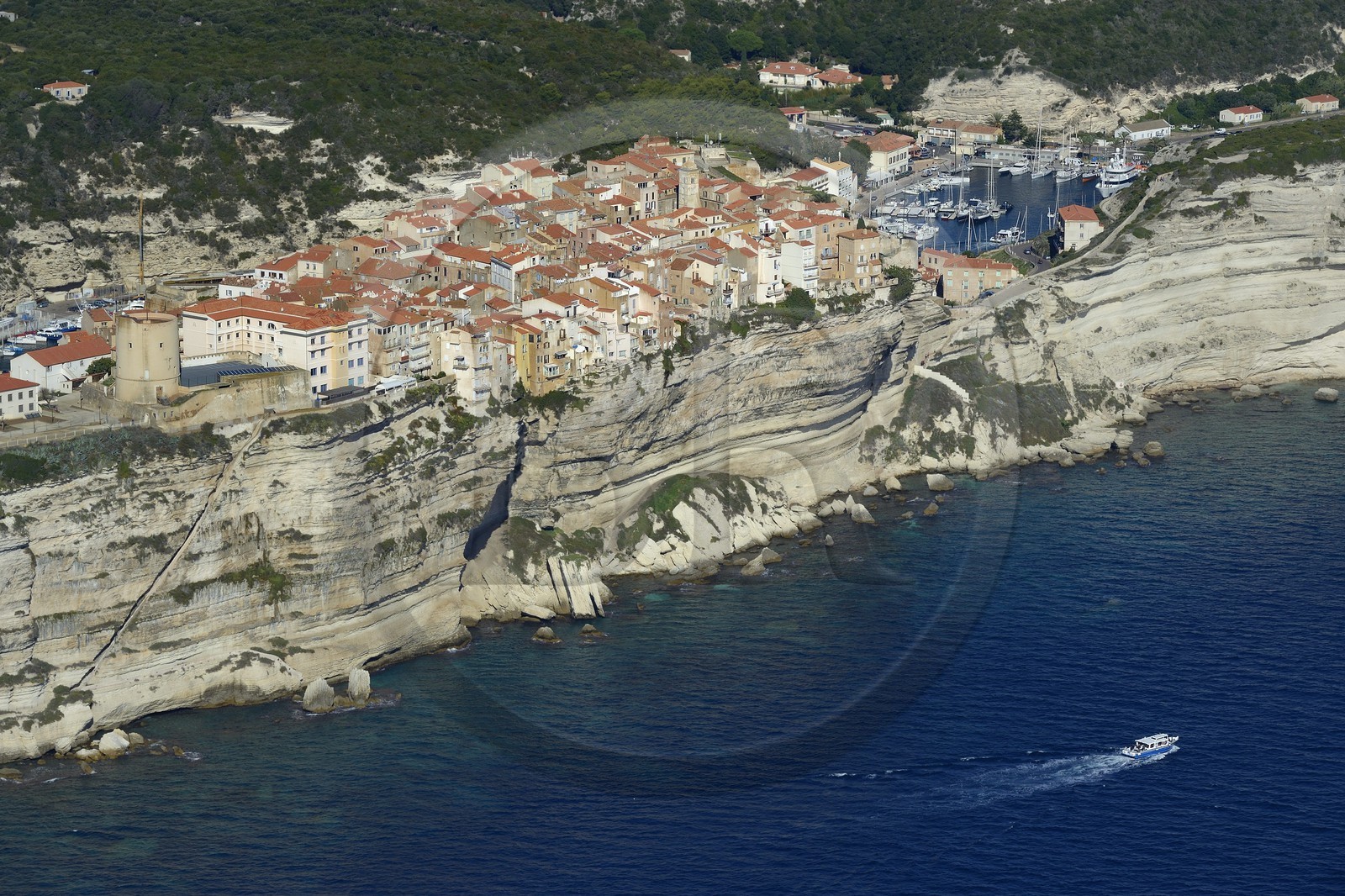 France, Corse-du-Sud (2A), Bonifacio, les falaises calcaires avec l'escalier du Roi-d'Aragon, la citadelle et la vieille ville (vue aérienne)