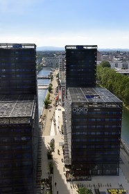 France, Bas-Rhin (67), Strasbourg, amenagement du port du Rhin et reconversion du mole du Bassin d'Austerlitz, presqu'ile Malraux, immeubles les Black Swans par l’architecte Anne Demians