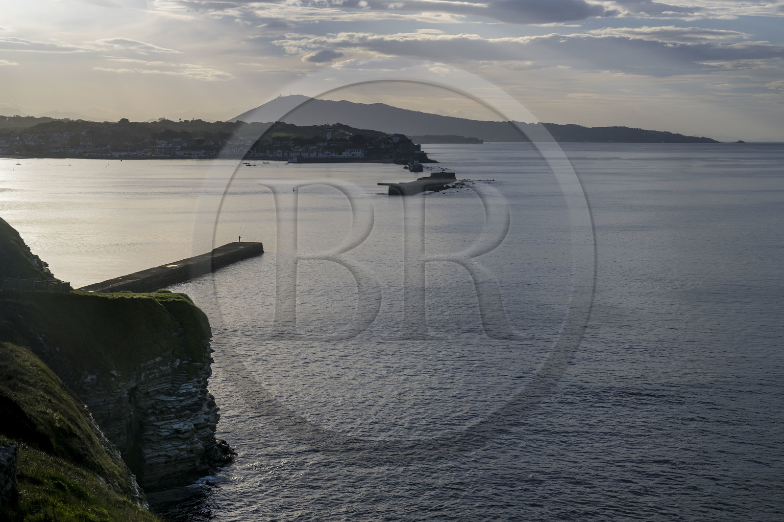 France, Pyrénées-Atlantiques (64), la côte du Pays-Basque, Saint-Jean-de-Luz, pêcheur sur la digue de Sainte-Barbe à l'entrée de la baie de Saint-Jean-de-Luz et le mont espagnol Jaizkibel en arrière plan (vue aérienne)