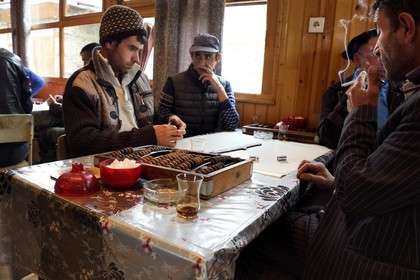 Azerbaïdjan, région de Ismailli, Lahij (Lahic), joueurs de dominos dans le café