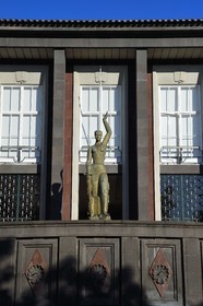 Portugal, Ile de Madère, Funchal, statue représentant la Justice devant le le palais de justice