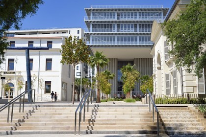 France, Var (83), Toulon, quartier Chalucet, la médiathèque Chalucet à gauche et la Maison de la Créativité abritant l'Ecole Camondo Méditerranée (Architecture d'intérieur et Design) dans le Jardin Alexandre 1er