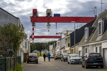 France, Loire-Atlantique (44), Saint-Nazaire, rue du quartier de Méan-Penhoët donnant sur les portiques des Chantiers de l'Atlantique