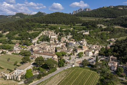 France, Vaucluse (84), Dentelles de Montmirail, Gigondas, le village au pied des Dentelles Sarrasines (vue aérienne)