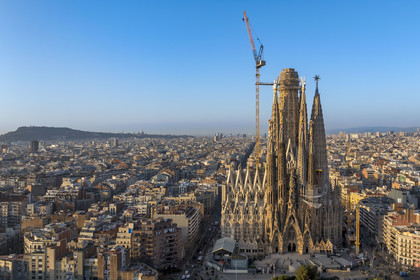 Espagne, Catalogne, Barcelone, quartier de l'Eixample, basilique de la Sagrada Familia de l'architecte du modernisme catalan Antoni Gaudi classée Patrimoine Mondial de l'UNESCO, façade de la Nativité et la colline de Montjuic en arrière plan