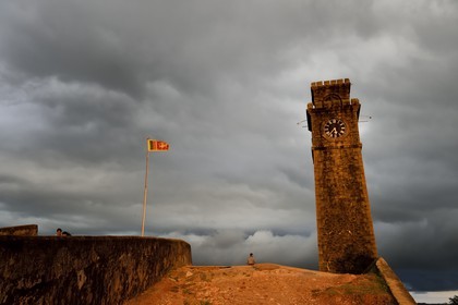 Sri Lanka, Province du Sud, Fort de Galle, classé Patrimoine Mondial de l'UNESCO, la Tour de l'Horloge domine le Bastion de la Lune